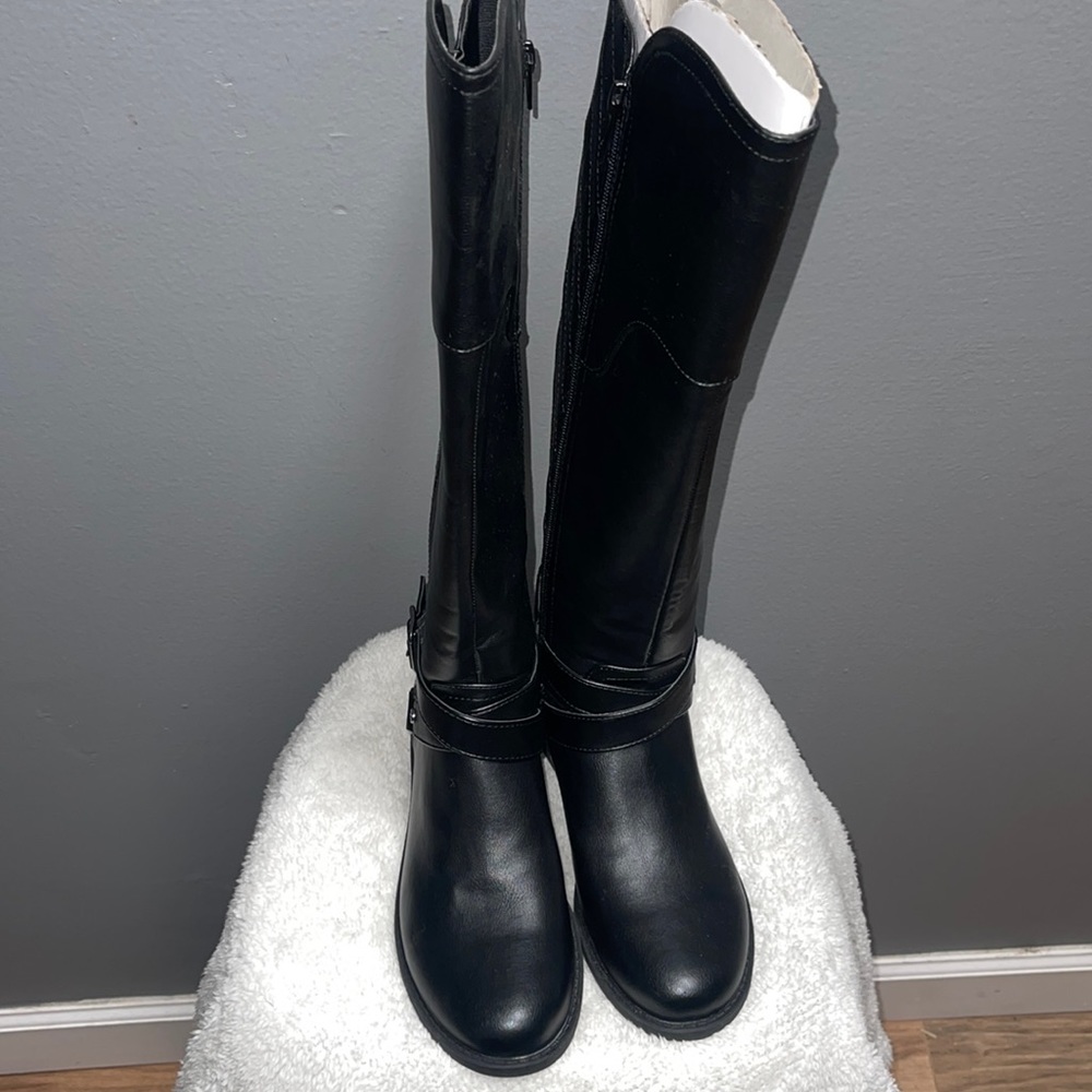 NEW‼️‼️ Women’s Boots by Guess